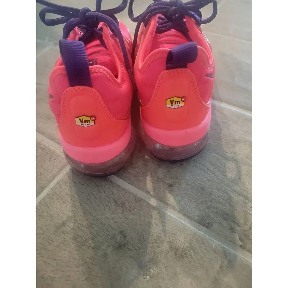 Nike‎ Air Vapormax Plus Bright Crimson Size 6 Neon Running Athletic Sneaker